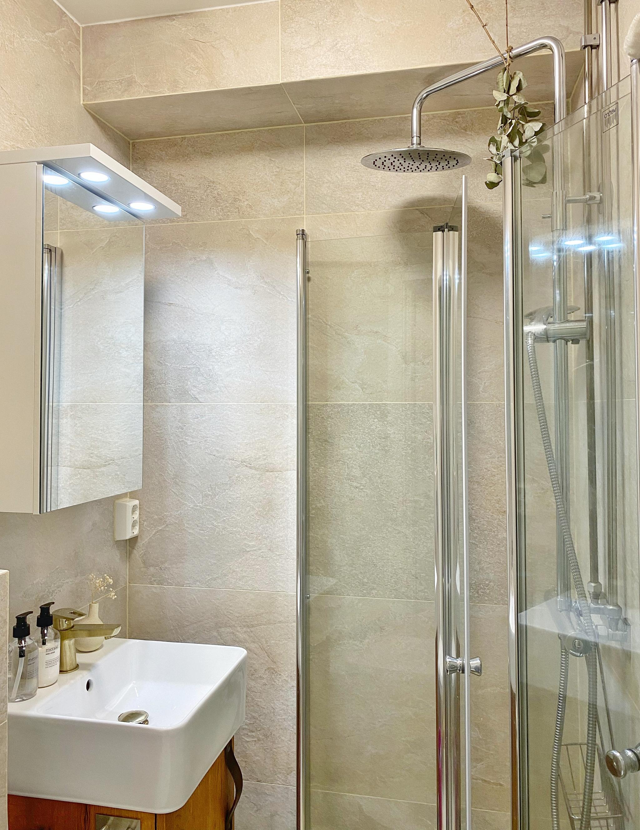 Nyoppusset bad i 2023. Flislagt med varmekabler i gulv.